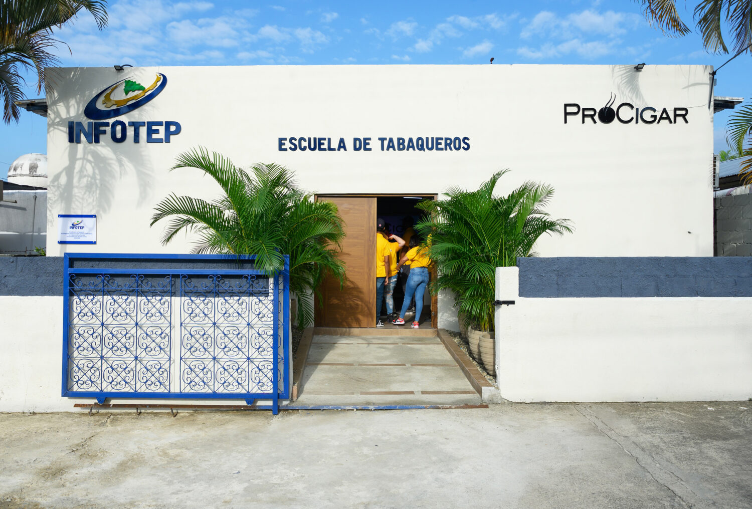 Dominican Opens First-Ever Cigar Roller School