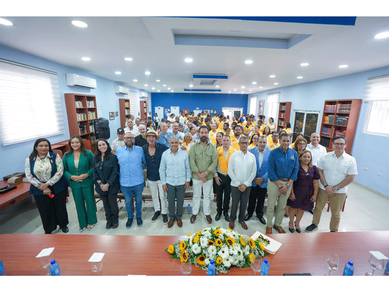 Dominican Cigar School Graduates First Class